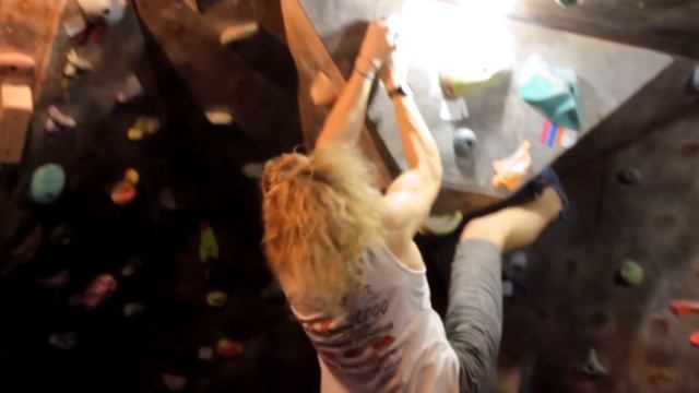 Рождественские старты на скалодроме в клубе Гелиос смотреть онлайн