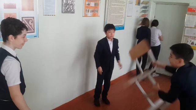 Школьники развлекаются смотреть онлайн