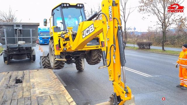 Removing Cars From Accident Scene With a JCB 3CX PRO смотреть онлайн