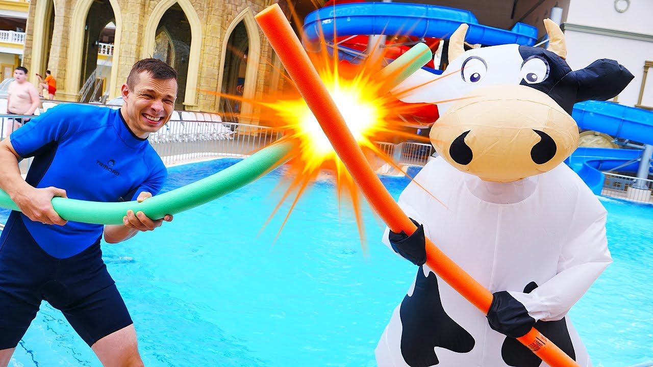 Надувная супер КОРОВА - ГИГАНТ разрушает Аквапарк Карибия! Смешное видео шоу Акватим! смотреть онлайн