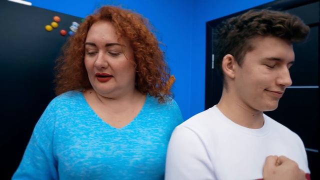 СТАРШЕКЛАССНИК ПРИСТАЕТ К МАШЕ!!! смотреть онлайн