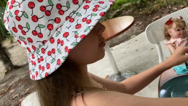 ДОЧЬ ВПЕРВЫЕ ПРОБУЕТ УСТРИЦЫ И МОРСКИХ ЕЖЕЙ #устрицы #морскойёж #фудблогер #морепродукты #сочи