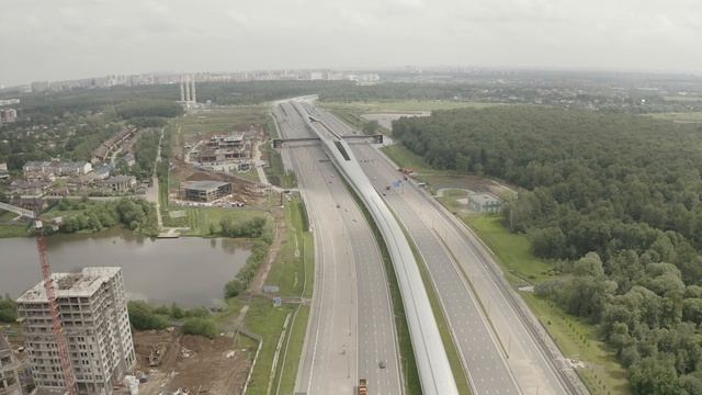 Пролетая над футуристичным наземным метро по Солнцево-Бутово-Варшавскому шоссе смотреть онлайн