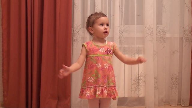 Варя поет! Очень старается!))) смотреть онлайн