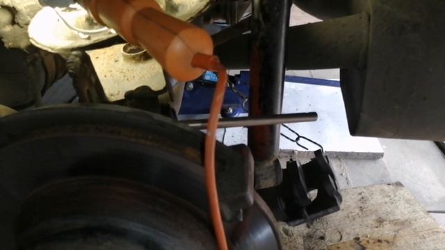 Бмв е36. Разбит плавающий сайлент.