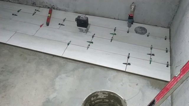 УКЛАДКА ПЛИТКИ НА ПОЛ С ПОМОЩЬЮ СИСТЕМЫ СВП. Монтаж керамогранита в санузле. смотреть онлайн