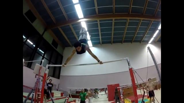 Турник и брусья - одни из самых эффективных снарядов для занятий с собственным весом! смотреть онлайн