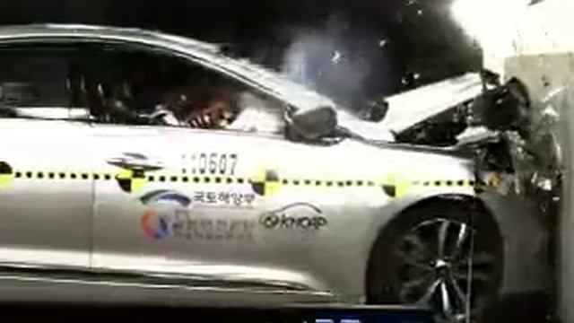 HYUNDAI GRANDEUR 5G FRONTAL CRASH TEST by KNCAP смотреть онлайн