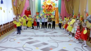 Красивый вход на 8 Марта с Солнышками. 2мл.гр.