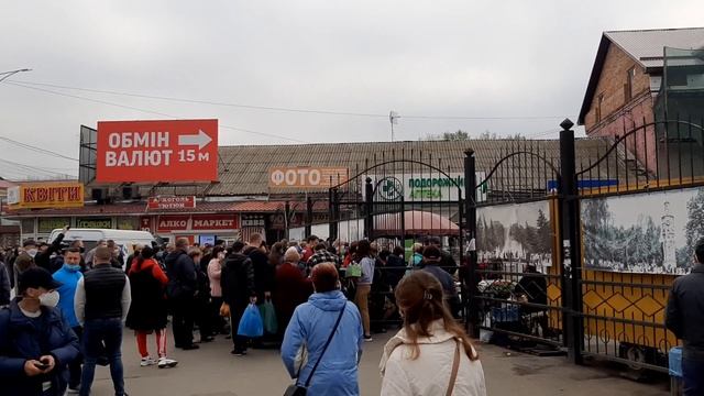 Черга на ринок Привокзальний у Вінниці 1 травня 2020 р. Вхід по 10, маски і скрінінг смотреть онлайн