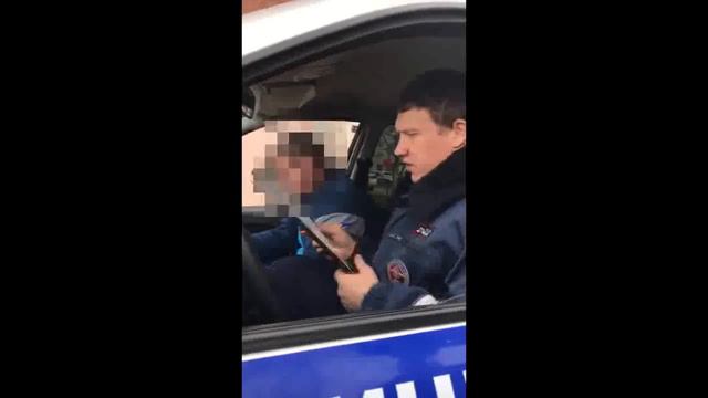 Пьяного водителя полицейские повалили на землю и надели наручники в МинВодах смотреть онлайн