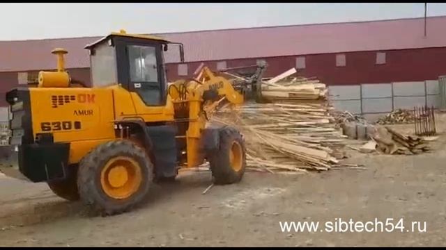Фронтальный погрузчик Amur DK630 разгрузка досок и замена навесного оборудования