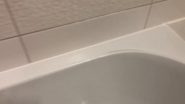 Как убрать щель между ванной и стеной | Герметизация периметра и мелочи смотреть онлайн