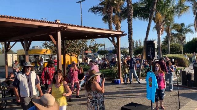 Dancing crowd Everybody's Everything by Santana performed by Groovy Judy смотреть онлайн