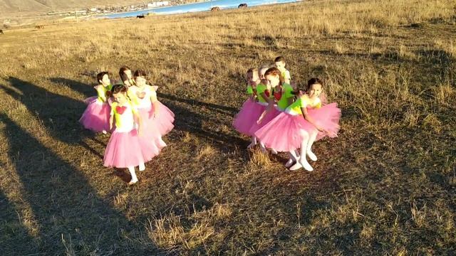 Любительский коллектив Восточный- Казахстан п.Октябрьский группа «Звёздочки» танец «Зажигай» смотреть онлайн