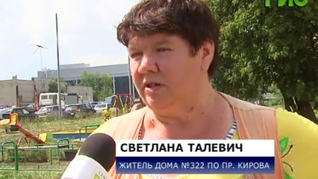 Детскую площадку отгородили от проезжей части смотреть онлайн