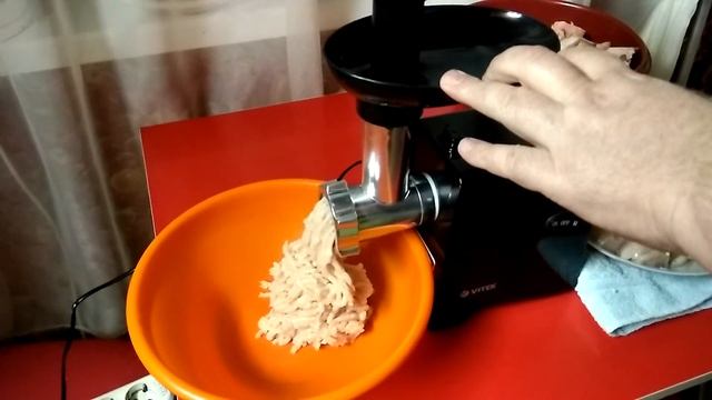 Делаем фарш на новой электрической мясорубке смотреть онлайн