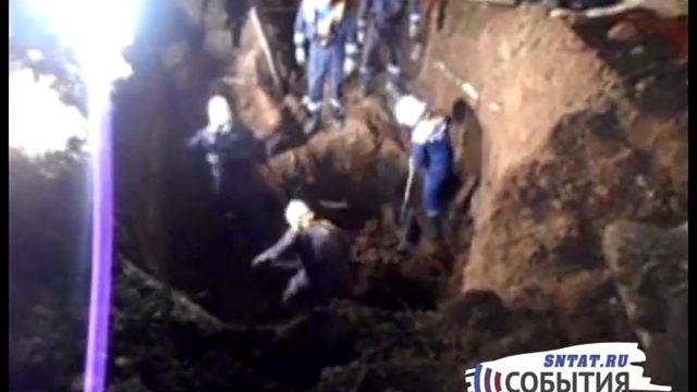 В Челнах двух рабочих завалило землей при прокладке кабеля смотреть онлайн