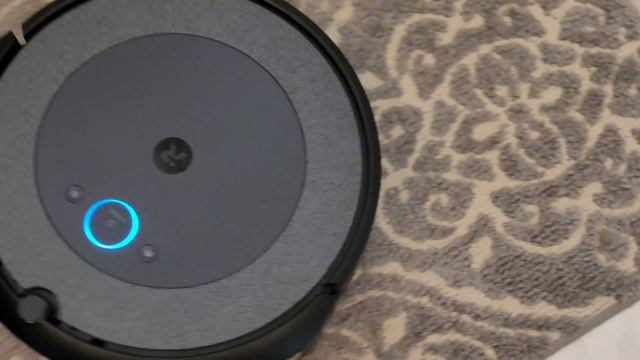 iRobot Roomba i3+ vacuums circles around my 2002 original Rumba смотреть онлайн