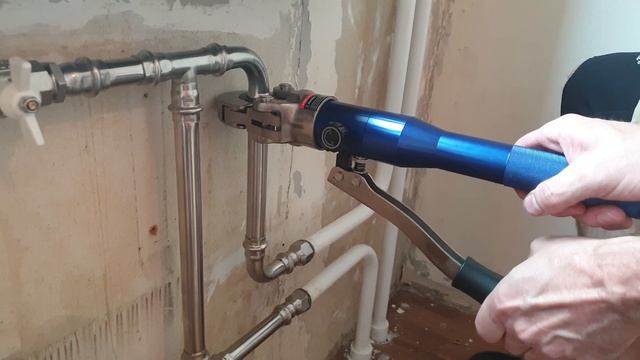 Ручной гидравлический пресс для нержавейки и металопластика.Установка радиатора смотреть онлайн