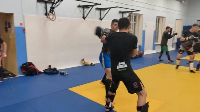 Бокс,кикбоксинг,ушу саньда и ММА. Спарринги в нашем клубе. смотреть онлайн