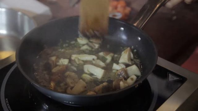 Разрушители кухни готовят пасту - Food Me 3, ресторан Mercato смотреть онлайн