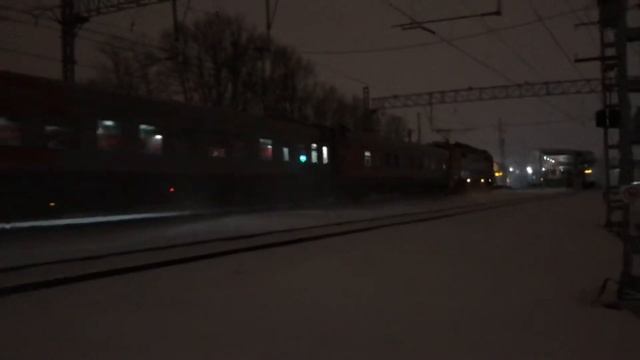 ЭП2К-311 с пассажирским поездом 085В Москва - Махачкала в метель смотреть онлайн