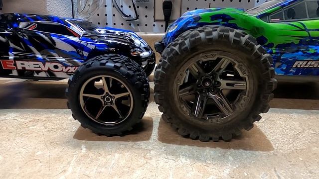 Comparing the Traxxas Rustler 4x4 VXL vs 1/16 E Revo смотреть онлайн