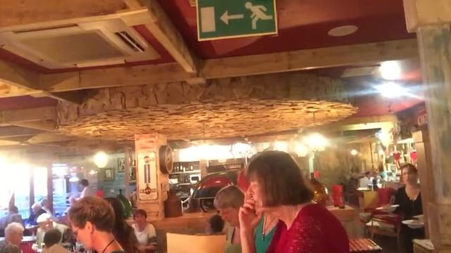 Английский хор поет в ресторане.Истборн смотреть онлайн