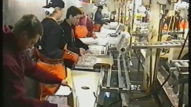Как работает завод по переработке рыбы на супер траулере в открытом море.