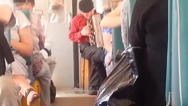 Old man play in train, Дедушка играет в электричке смотреть онлайн