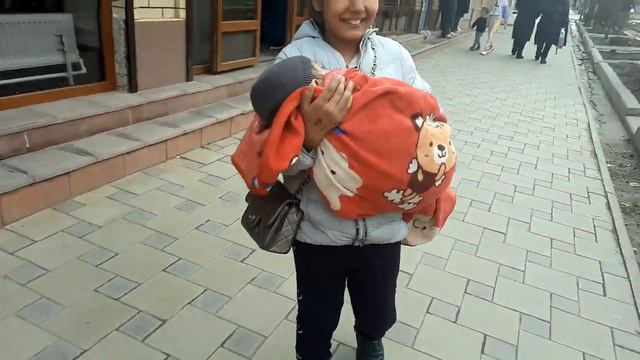 НАВЕРНОЕ, ОНА БРАТИКА НЕСЛА НА РУКАХ... Это сколько сил надо иметь, чтобы носить по жаре такую ношу смотреть онлайн