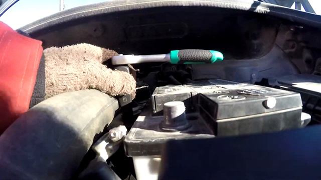 Как установить аккумуляторную батарею в автомобиль. смотреть онлайн