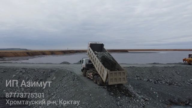 съёмка отсыпки дамбы самосвалами Howo смотреть онлайн
