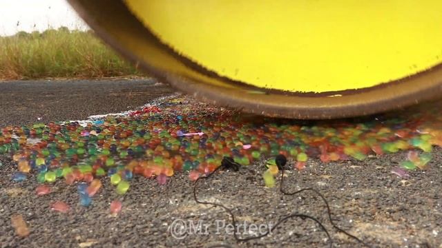 Crushing Crunchy & Soft Things by ROAD ROLLER! - EXPERIMENT: BALLOON WITH ORBEEZ VS ROAD ROLLER смотреть онлайн