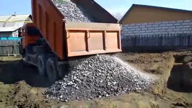 Из какого материала, делают дренажную подушку под ленточный фундамент? Щебень Новосибирск #ПГСНСК смотреть онлайн