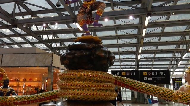 Аэропорт Бангкок, в зале изваяние в народных традициях смотреть онлайн