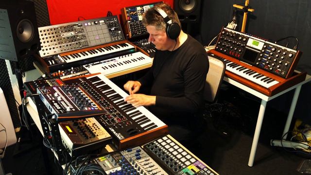 Start Off - Arturia MatrixBrute, MiniBrute 2 with RackBrute, MikroFreak, Moog Voyager, Prophet REV2 смотреть онлайн