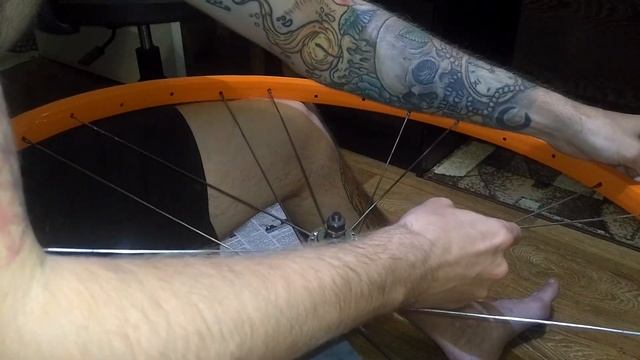 КАК ЗАСПИЦЕВАТЬ КОЛЕСО НА 32 СПИЦЫ( 2 креста )How to assemble the wheel | КИТАЙ ВЕЛИК смотреть онлайн