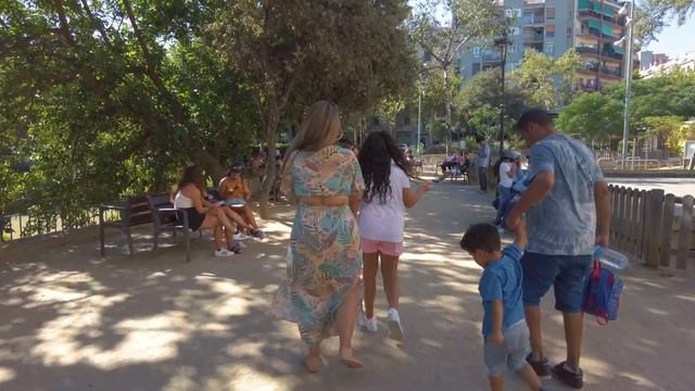 Barcelona City Walk - Sagrada Família to Hospital de Sant Pau in Catalonia, Spain смотреть онлайн