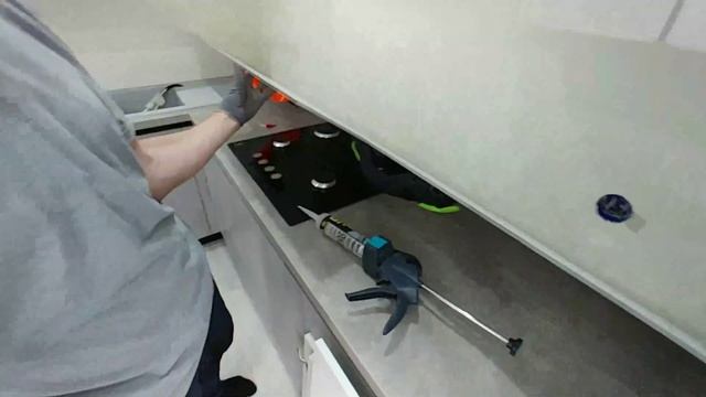 Монтаж кухонного фартука из калённого стекла Optiwhite смотреть онлайн