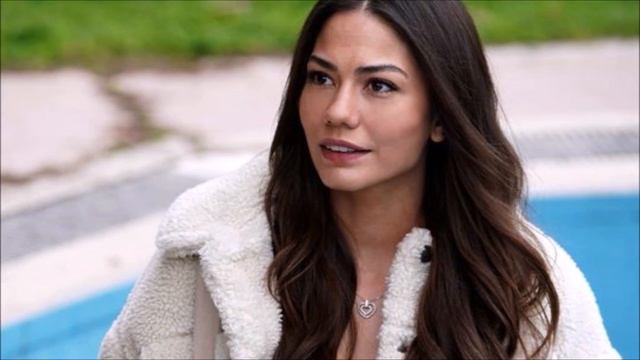 Demet Özdemir se dirigio a guienes acultaron su amor смотреть онлайн