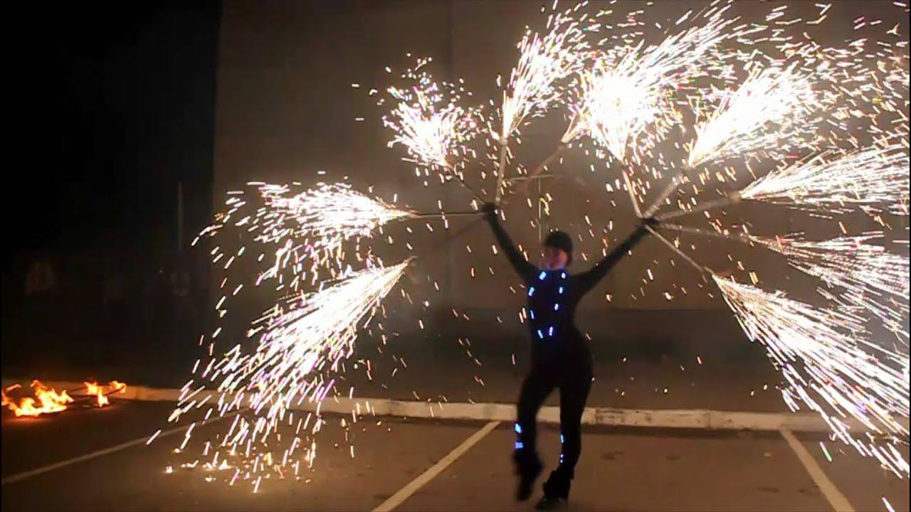 Масштабное огненно-пиротехническое шоу смотреть онлайн