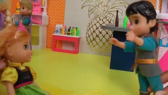 CAFETERIA at SCHOOL ! Elsa & Anna toddlers One gets Sick BULLY Lunch Fast Food Hotdogs смотреть онлайн