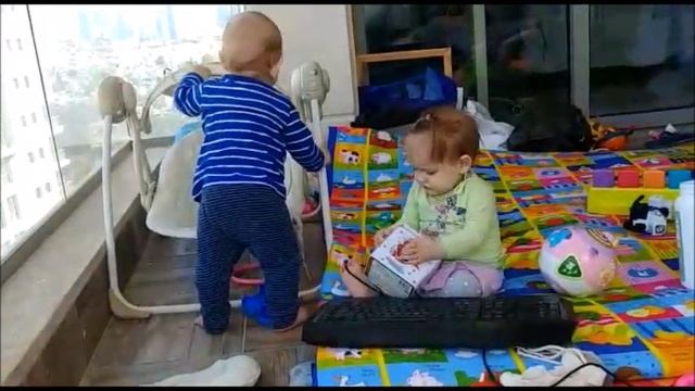 ГОДОВАЛЫЕ ДВОЙНЯШКИ ИГРАЮТ НА БАЛКОНЕ 16 ЭТАЖА... смотреть онлайн