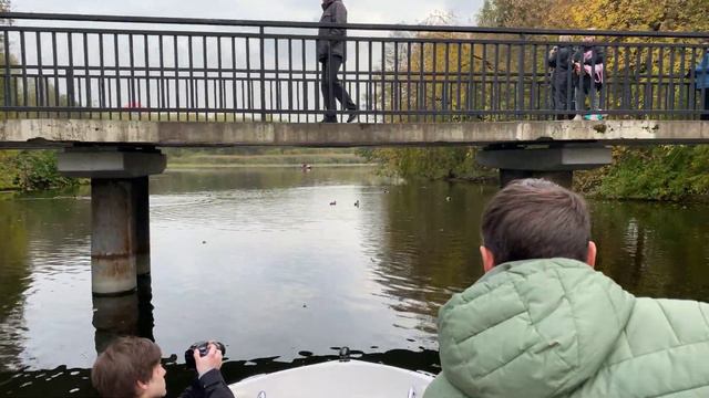Бездонное озеро. Проходим под мостиком на катере. смотреть онлайн