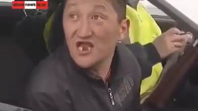 Бухой водила перевернул машину на крышу. ТЕБЕ КАКАЯ РАЗНИЦА, ОСЕЛ! смотреть онлайн