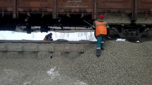 Выгрузка щебня из полувагонов