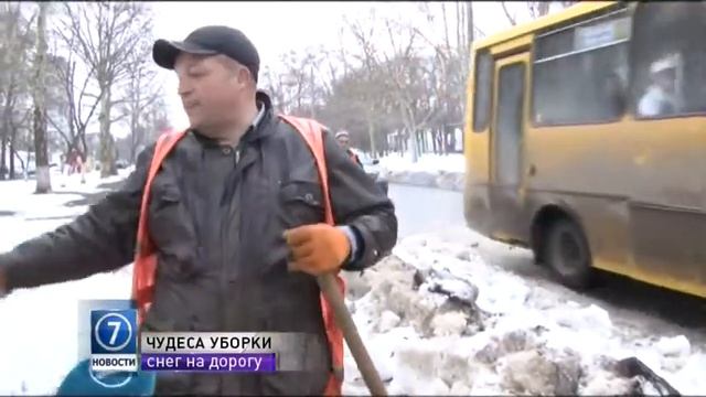 Одесские улицы очищают от снега, перекидывая его на дороги