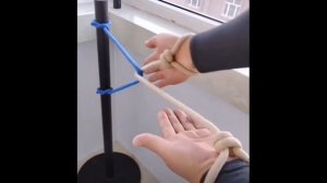 Как освободить связанные руки от верёвки